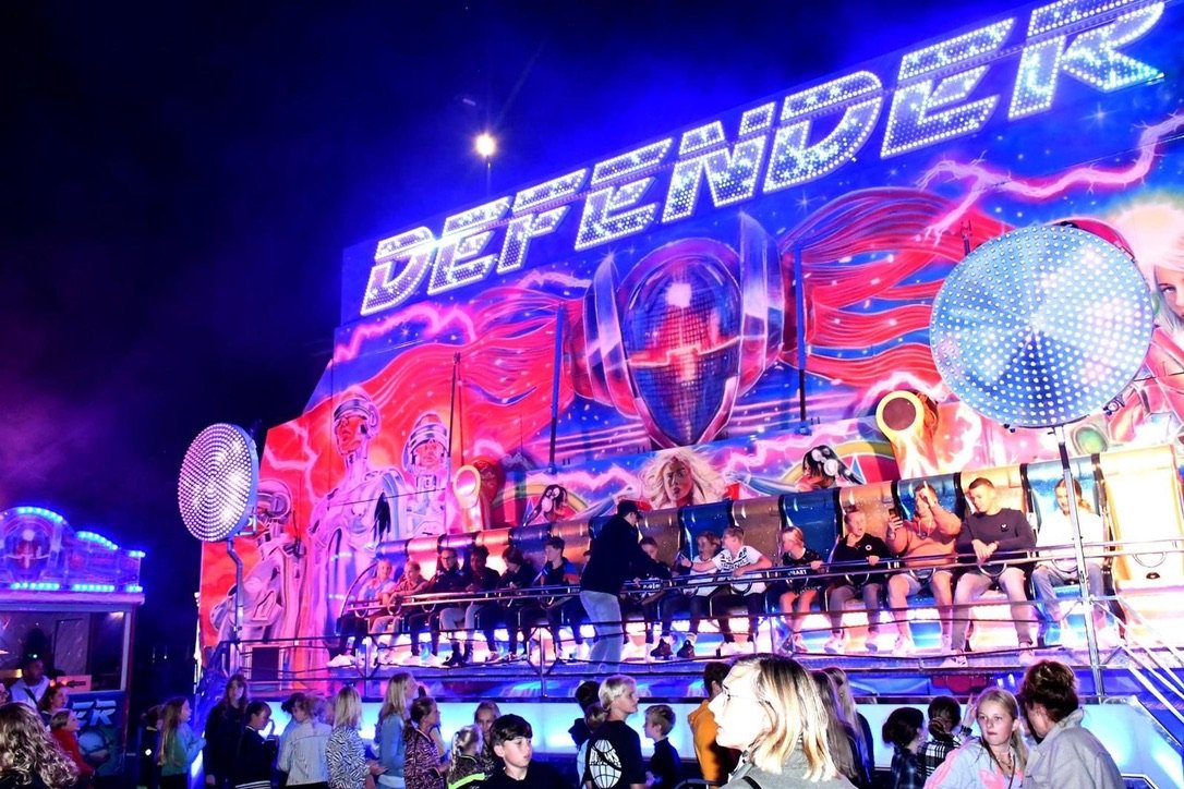 Thrillride Defender in de avond